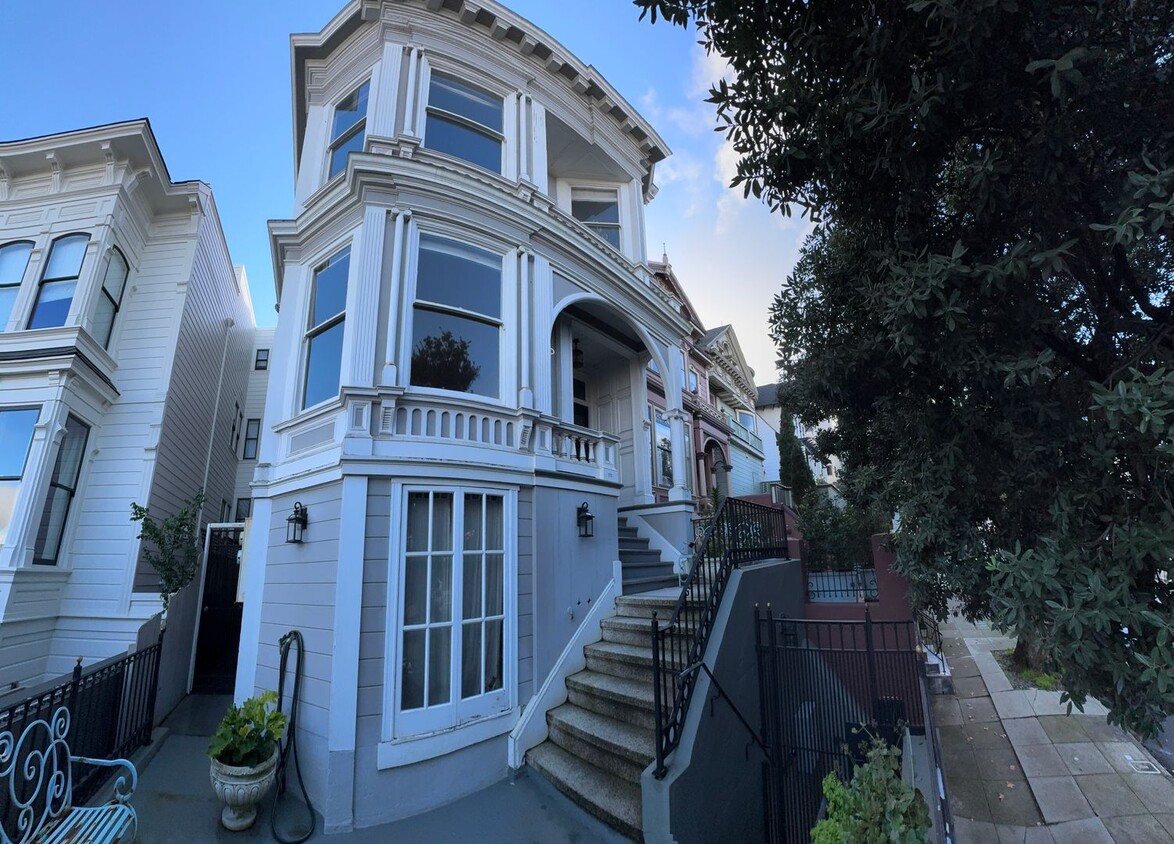 Foto principal - Elegant and Remodeled 3BR Victorian Flat n...