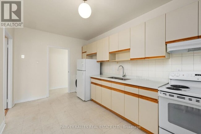 Building Photo - 822 St Clair Ave W