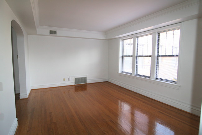 6238-42 Southwood Ave. 2 Bed 1 Bath Living Room - 6238-42 Southwood Ave