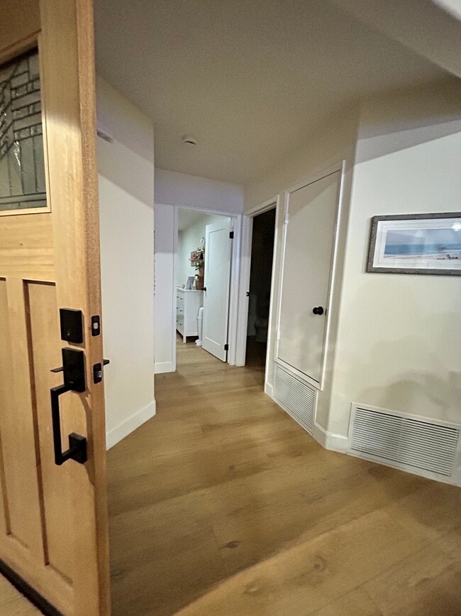 Puerta principal/Pasillo al dormitorio - 1728 Santa Ana Ave