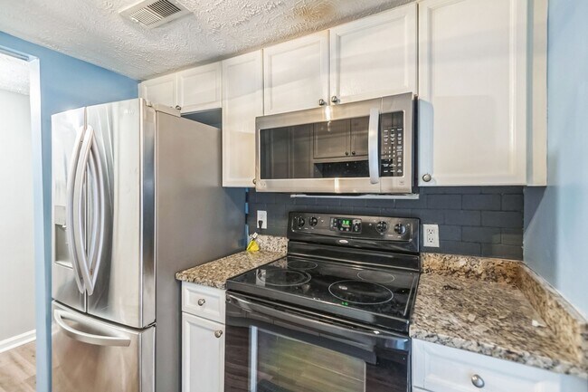 Building Photo - Charming 2BR Condo in Nashville