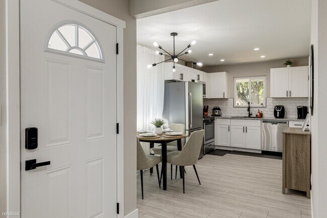 Foto del edificio - 2 br, 1 bath Duplex - 3944 Apple Blossom W...