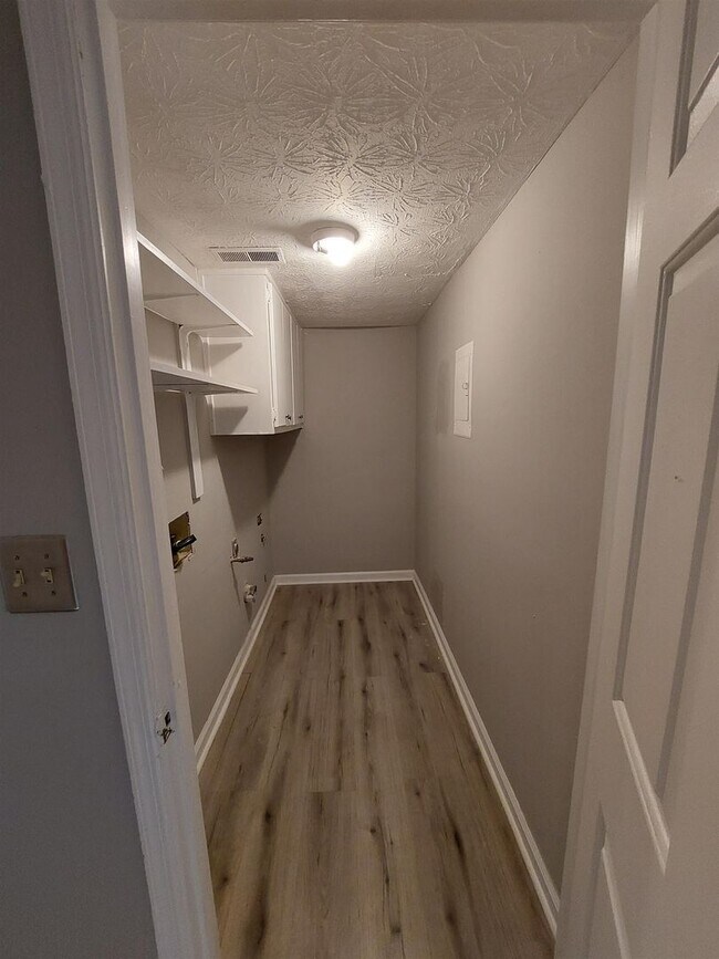 Building Photo - 140 Hunters Walk