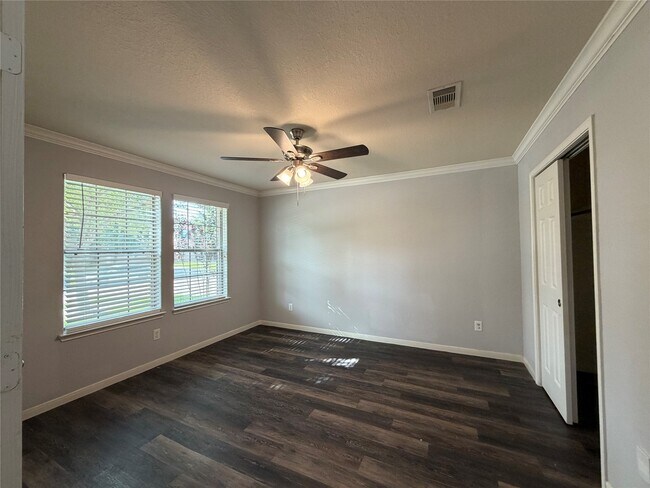 Foto del edificio - 8023 Clover Leaf Dr
