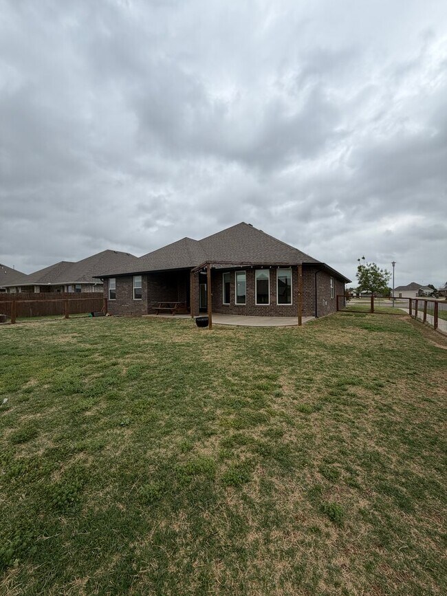 Foto del edificio - Community Pool - Lawn Care Included - Storm Shelter - Community Pool