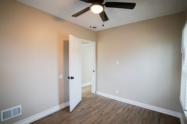 Foto del edificio - This beautifully updated 4-bedroom, 2-bath single-family home is ready for move-in!