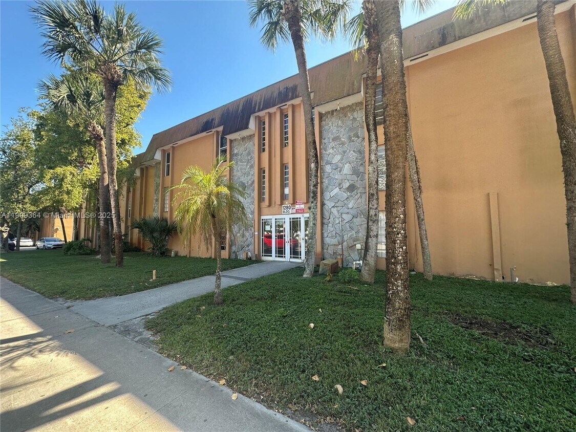 Foto principal - 1280 W 54th St