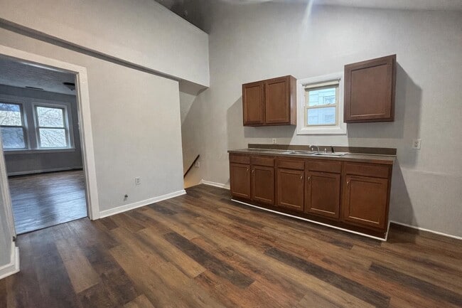 Building Photo - 770 N Dawson Ave