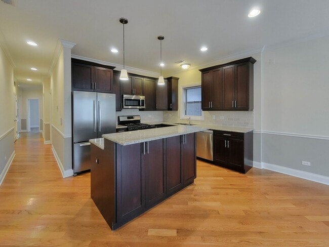 Building Photo - 3230 N Kenmore Ave