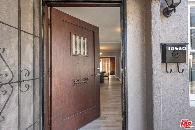 Foto del edificio - 10630 Bloomfield St