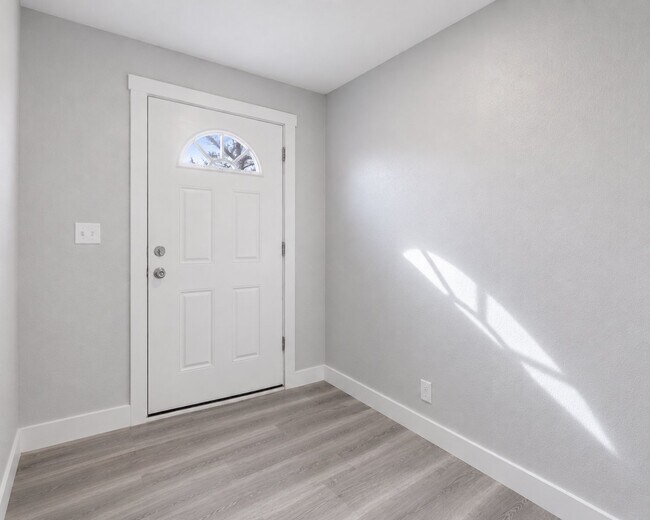 Foto del edificio - 1051 W Oak St