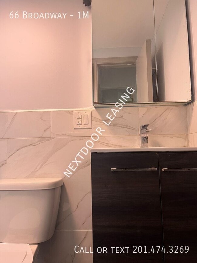 Foto del edificio - 66 Broadway-1M