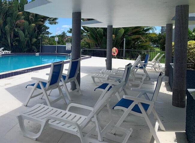 Foto del edificio - 877 NE 195th St