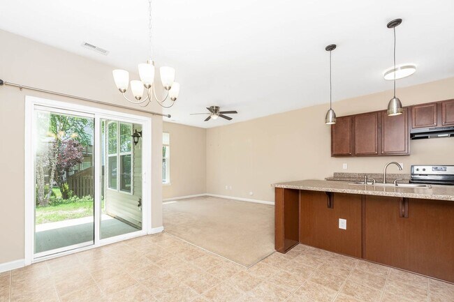 Foto del edificio - Beautiful 3 bedroom 2 Bath Town Home in Wi...