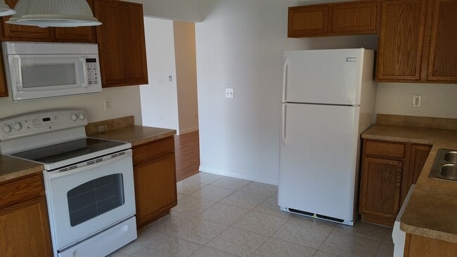 Building Photo - Your Next Home in Groveland