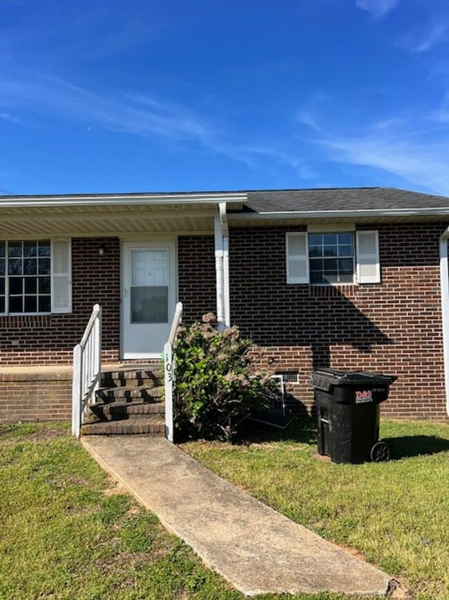 Building Photo - 101-103 Teakwood Dr