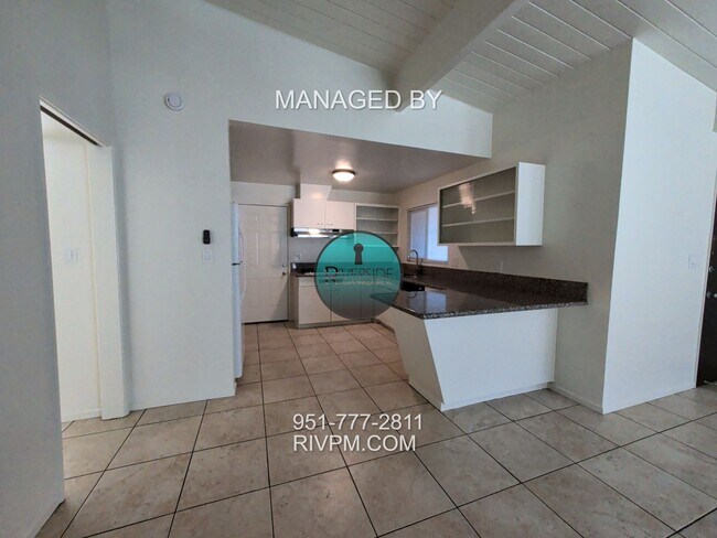 Foto del edificio - Mid-Century Modern Beauty with Spacious Backyard