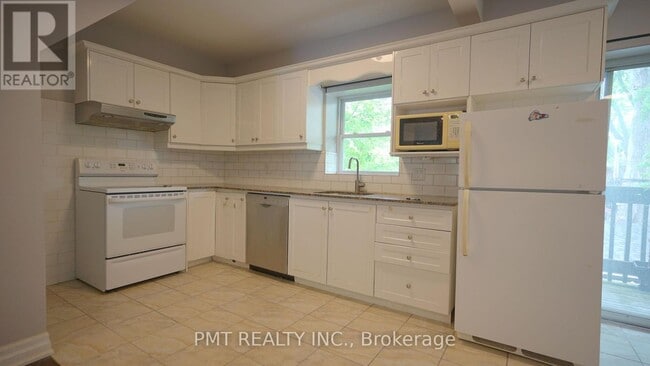 Building Photo - 128-128 Grenadier Rd