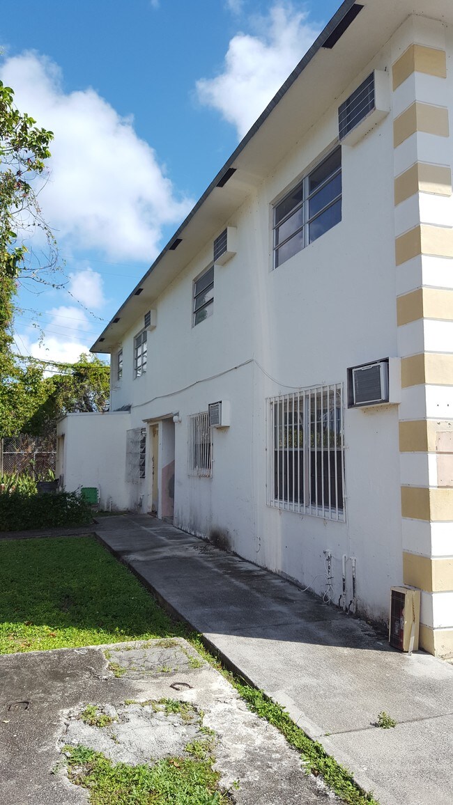 Building Photo - 842 NW 1st Ave