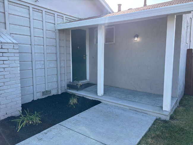 Foto del edificio - Charming Concord Retreat: 3-Bedroom Gem wi...