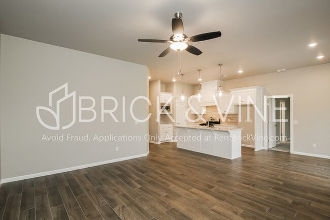Building Photo - 5116 Whitegold Ave