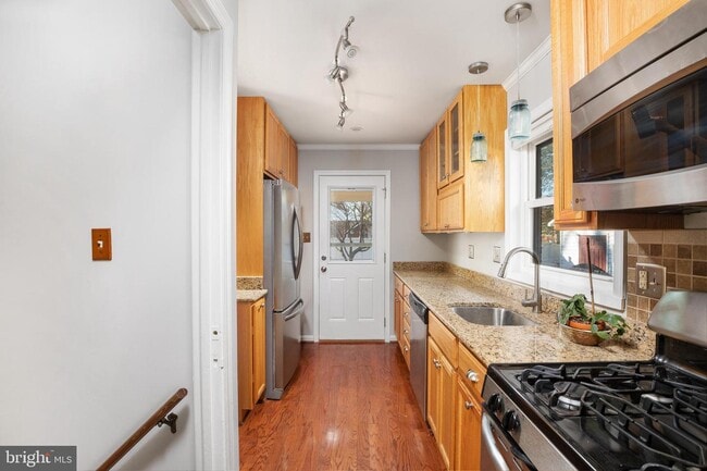 Building Photo - 6406 Hillview Ave