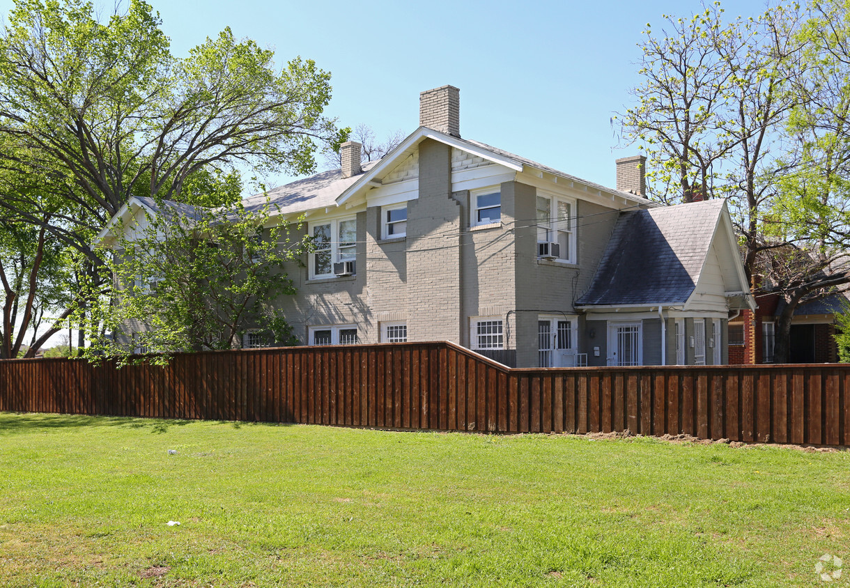 Building Photo - 4116-4118 Junius St