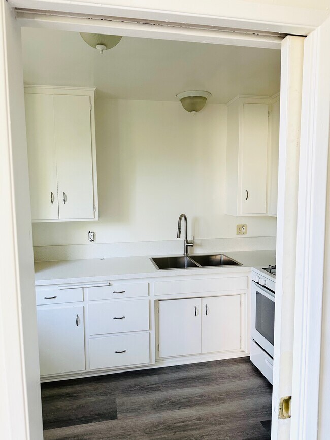 Kitchen - 7533 Lexington Ave