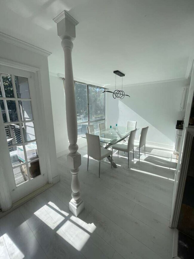 Comedor - 424 N Palm Dr