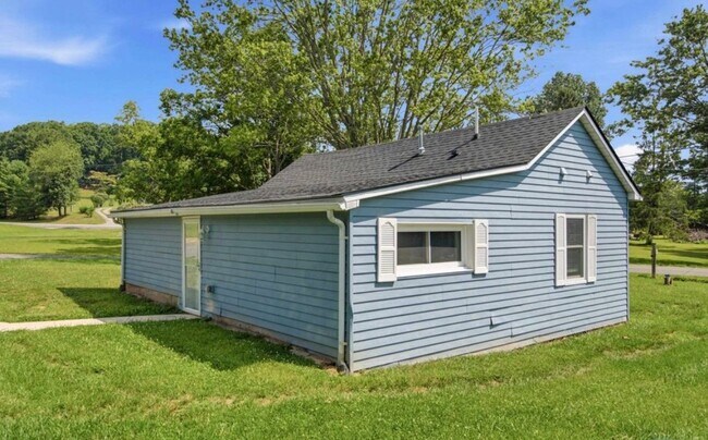 Building Photo - 1752 Mt Tabor Rd