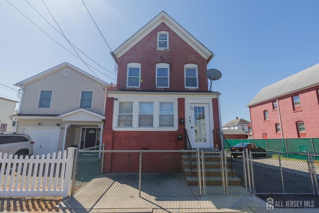 Building Photo - 28 Union St