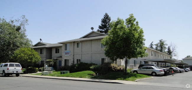 Building Photo - Quail Oaks Apartments