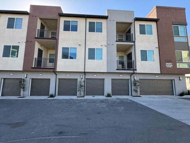 Foto del edificio - Brand New 1 bedroom, 1 bath Townhome with 2 car tandem garage for lease
