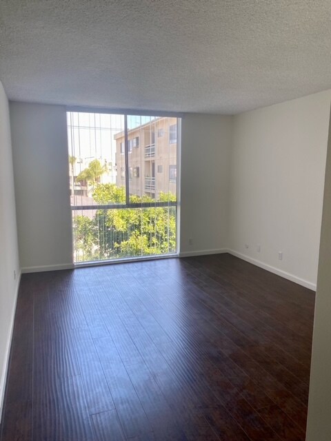 Foto del edificio - 1054 S Bedford St