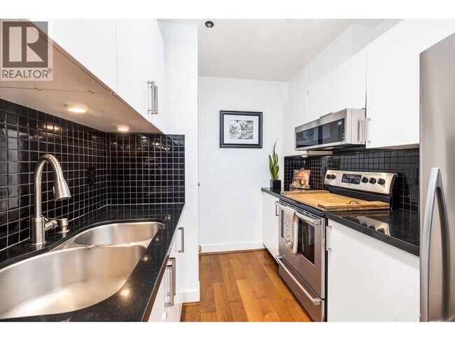 Photo du bâtiment - 118 E 2nd St