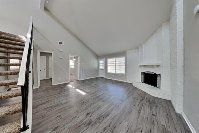 Foto del edificio - 1911 Campwood Dr