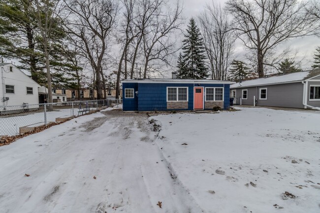 Building Photo - Cute & Cozy 2-Bedroom Home Near Downtown T...