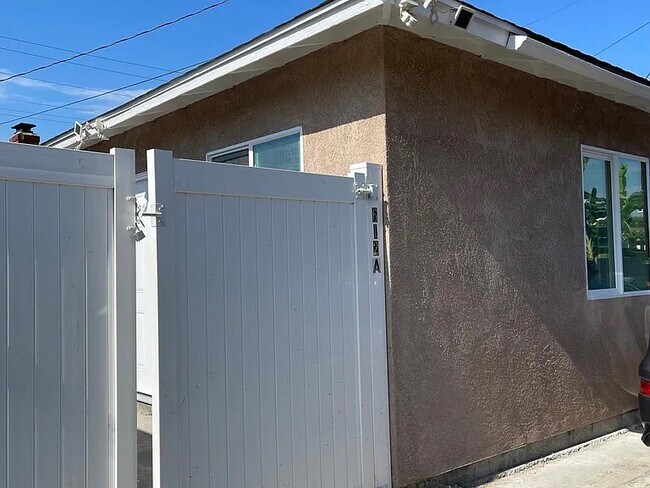 Foto del edificio - 612 W Orangethorpe Ave