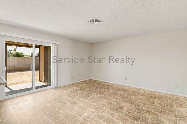 Building Photo - 2115 W Western Dr