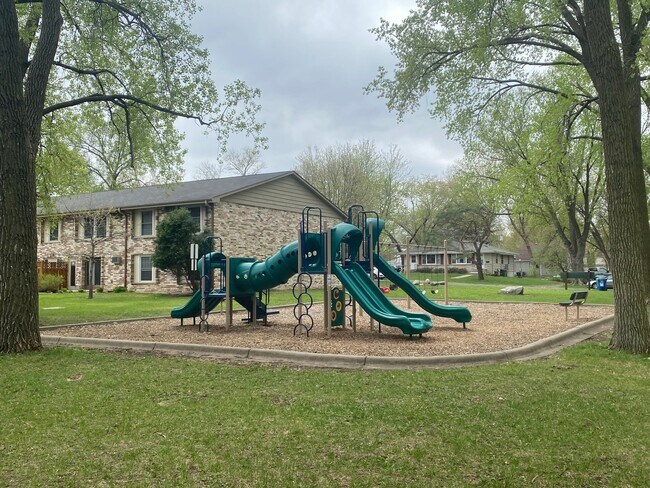 Foto del edificio - 4572 Cedar Lake Rd S