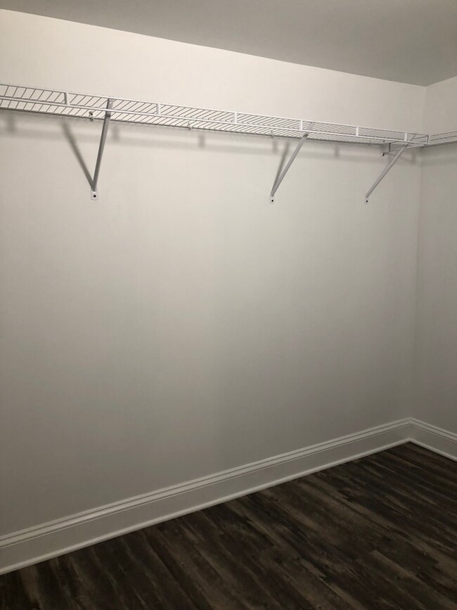 Foto del edificio - Two Bedroom Home - Hardwood Floors - Updat...