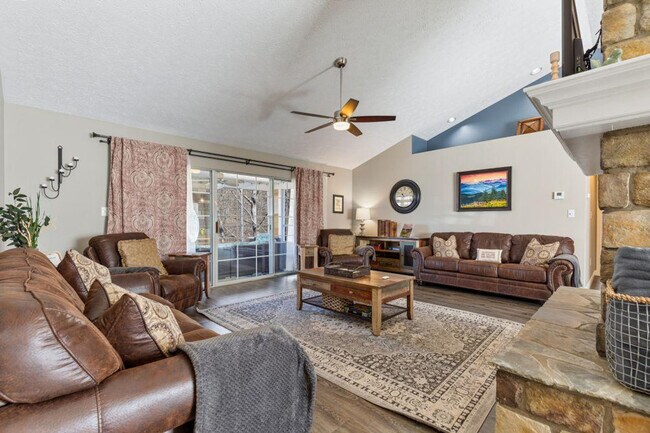 Building Photo - 317 Saddleback Way