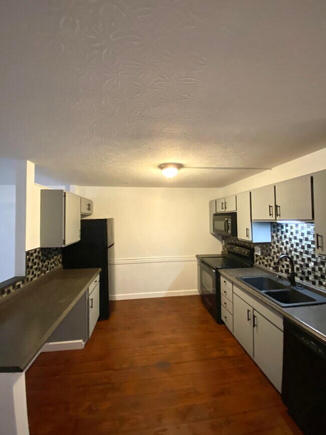 Kitchen - 2331 E Market St