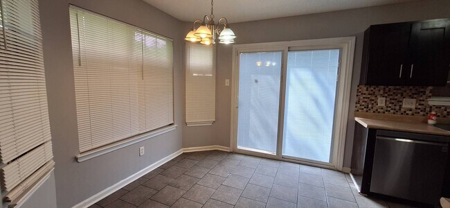 Foto del edificio - Lovely 3 bedroom 2 bah home - Open to Sect...