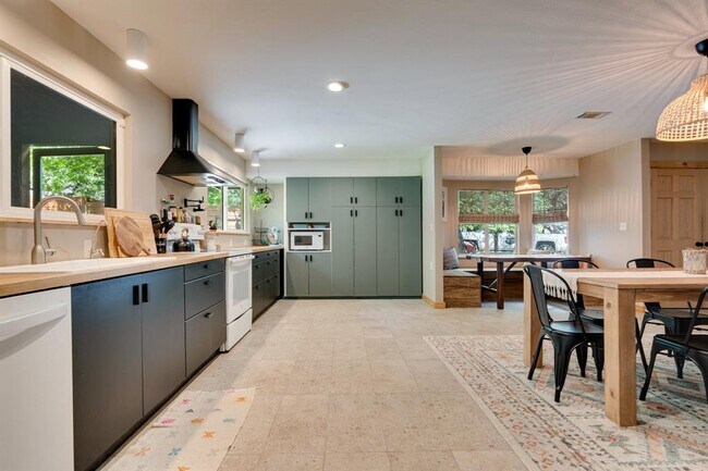 Foto del edificio - 49 Deer Ridge Rd
