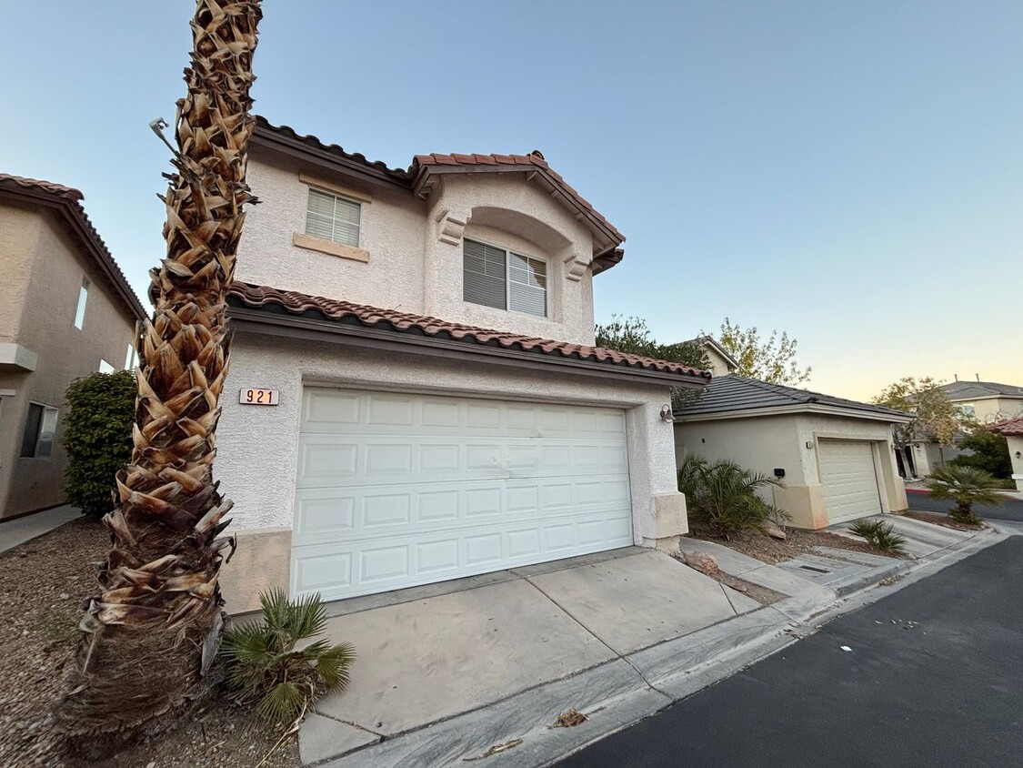 Foto principal - Gorgeous 3 bed / 2.5 bath, 2 story home ne...