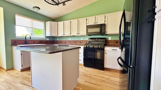 Building Photo - Welcome To This Fantastic 3 Bed 4 Bath Hom...