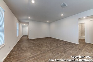 Foto del edificio - 197 Middle Grn Lp
