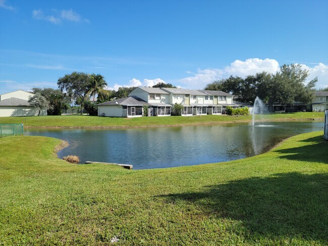 Foto del edificio - 886 Crystal Lake Dr