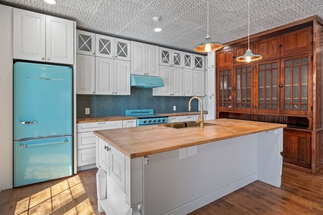 Photo - 400 N. 9th-4TH OFFSET Apartment